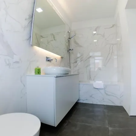 Light Filled 2br In Artsy Quarter Daire *