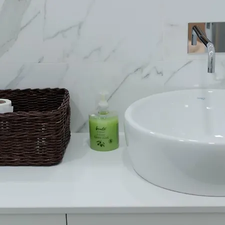 Апартаменты Light Filled 2br In Artsy Quarter
